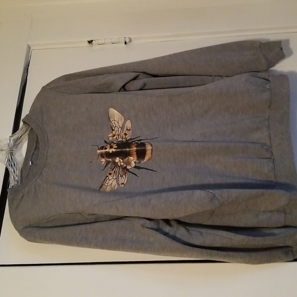 Lightweight sweatshirt with honeybee design.